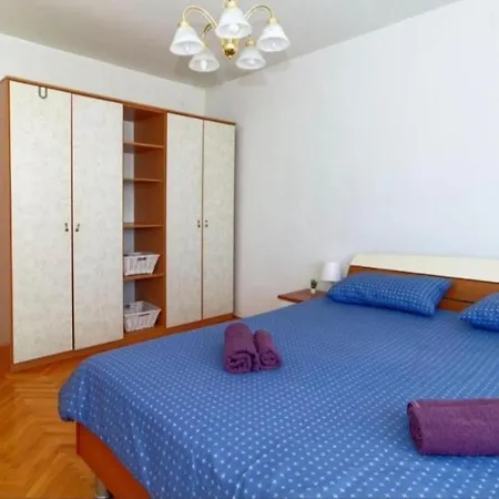 Maja's Place In Center Split